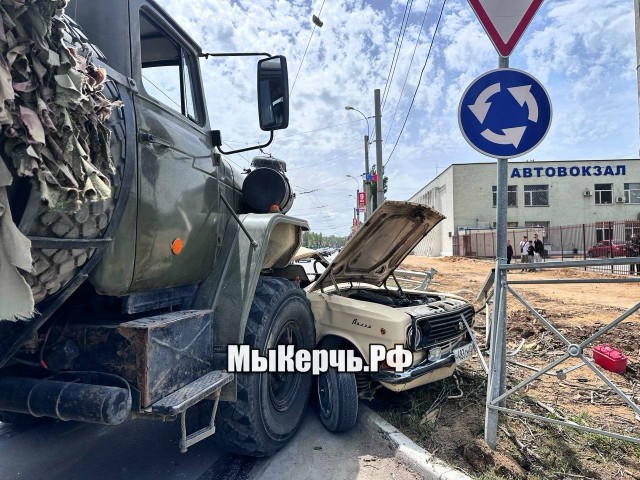 В Керчи военный грузовик наехал на легковушку — есть пострадавший.