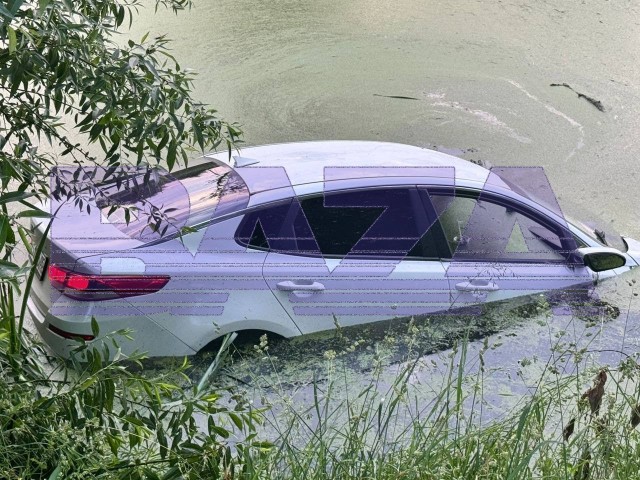 Иногда желание достать телефон может стоить машины — в Новой Москве водитель потянулся за смартфоном и оказался в воде