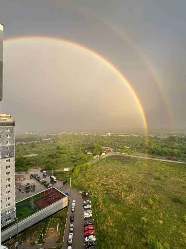 Посмотрите на радугу в солнечный день.
