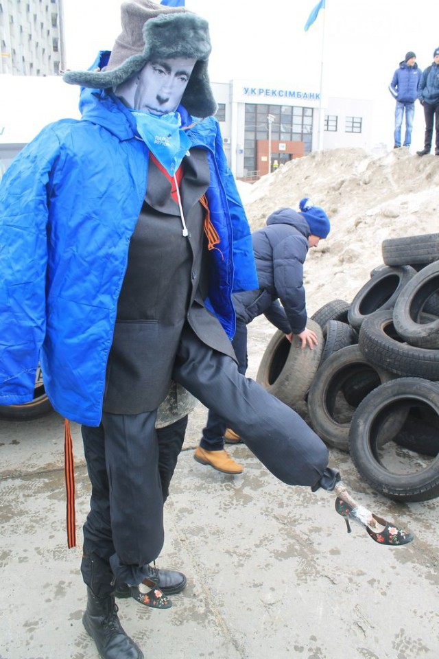 В Сумах сожгли чучело Путина