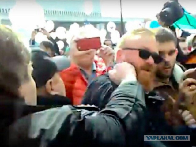 Рыжий, вали отсюда: В Питере Милонов попал в потасовку с геями