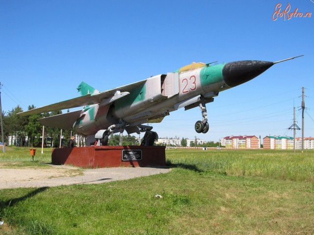 Самолет во дворе