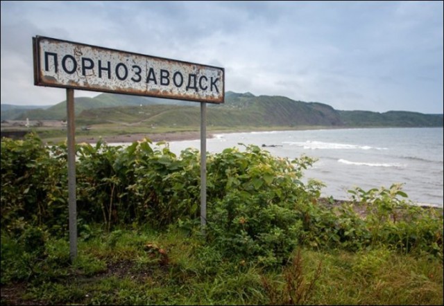 В Екатеринбурге неизвестные дополнили вывески и дорожные знаки словами из песен