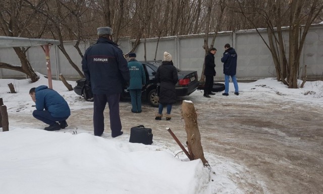 В Калуге ребенок сгорел в машине, где его оставили родители. Они ушли в поликлинику