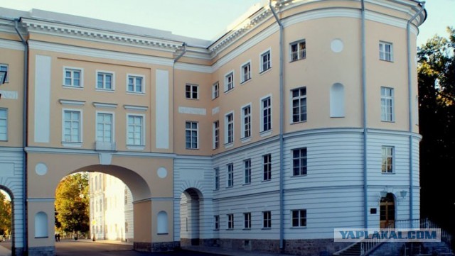 Бизнесмен превратил родную школу в дворец