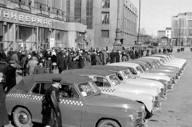 Теплые «ламповые» фотографии с автомобилями прошлого