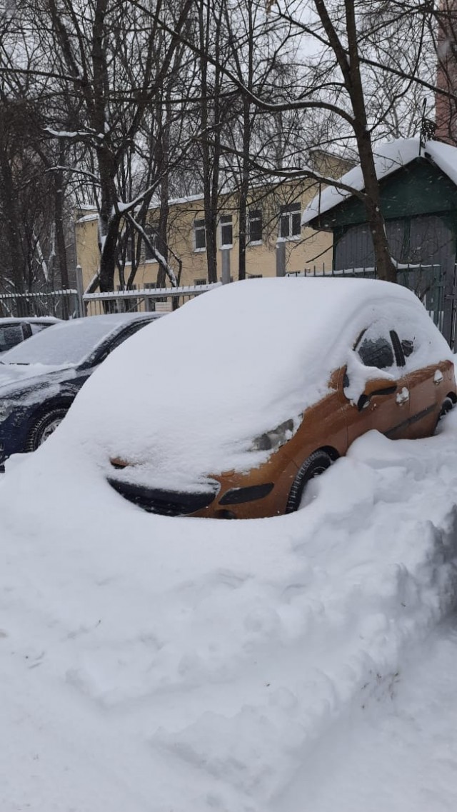 Москву ночью завалило снегом. Город стоит в 9-балльных пробках, нет движения на МКАДе, шоссе Энтузиастов, Варшавке и Ярославке