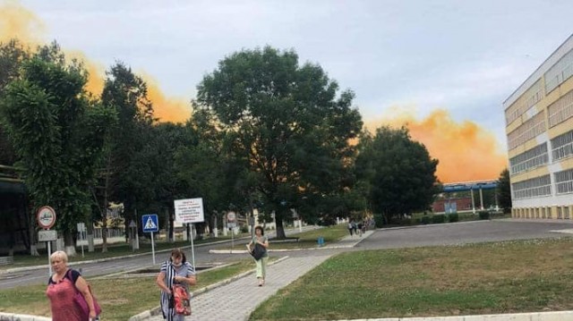 А вот что бывает, если на заводе вдруг взорвется азотная кислота.