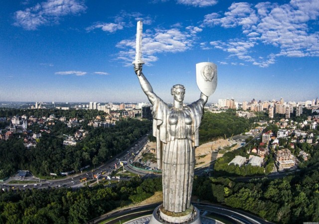 В Киеве решили снести "пророссийские памятники" и отказаться от вагонов метро, сделанных в России