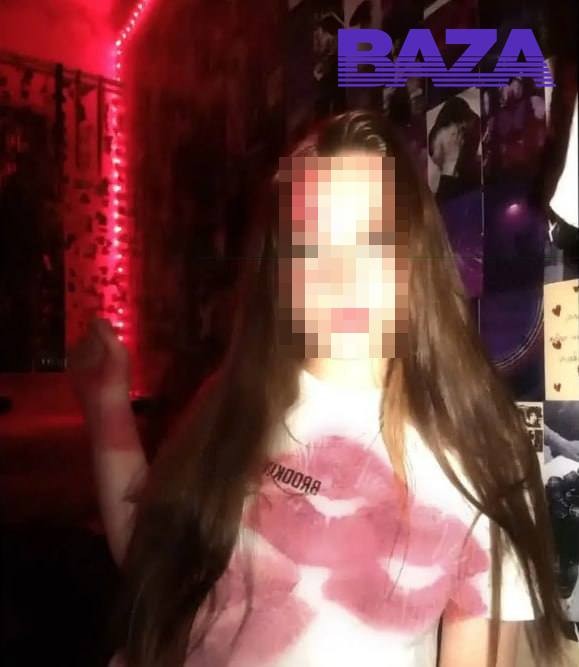 Одна из девочек притворилась мертвой после того, как нападавший ударил её ножом. Это спасло ей жизнь