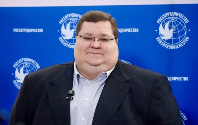 Глава Россотрудничества Евгений Чайка устроил чаепитие с переселенцами из Европы в честь Дня России