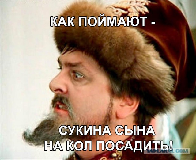 Какое-то существо на крыше храма