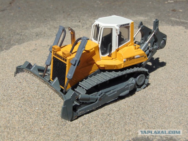 Mikromodellbau. Оживил стендовую модель бульдозера в масштабе 1/50.