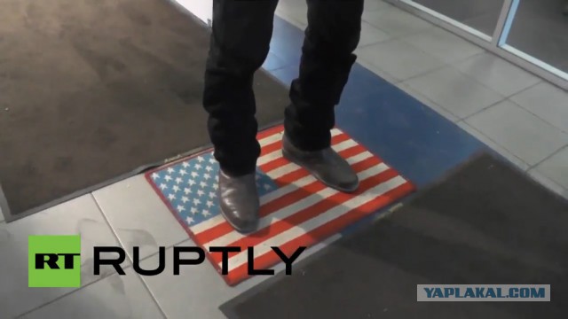 Десантники в Уссурийске подмели дорогу флагом США