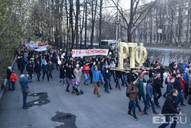 В Екатеринбурге радисты УрФУ отмыли памятник Попову и устроили "конкурс мокрых маек" с одной участницей