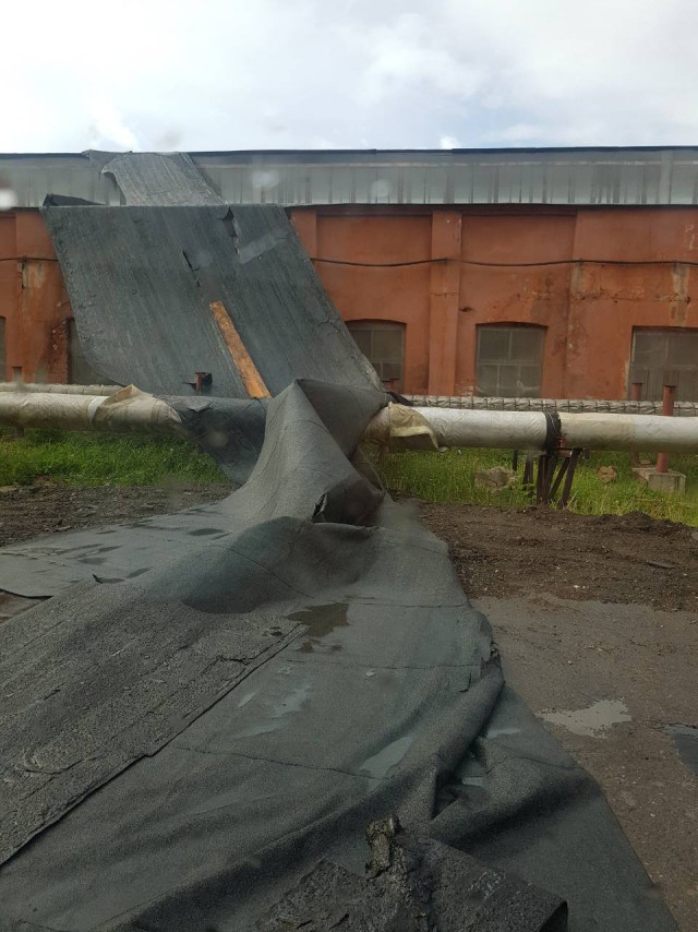 В Нижнем Новгороде ураган вырывает деревья с корнем и переворачивает машины