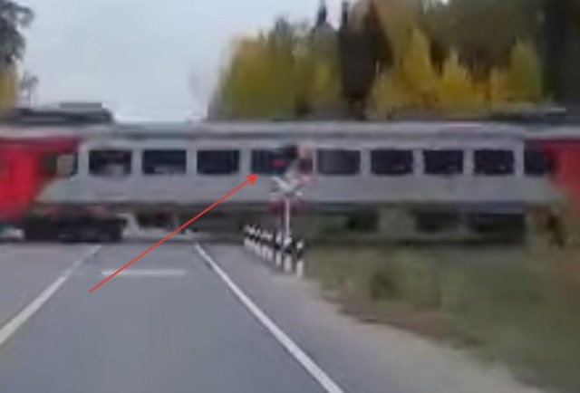 Появилось видео столкновения поезда "Орлан" с Hyundai Getz в Ивановской области, которое произошло 1 октября