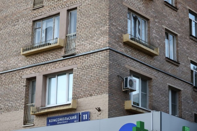 Жильцы повреждённого беспилотником дома в Москве пожаловались на отказ Жилищника вставлять выбитые окна