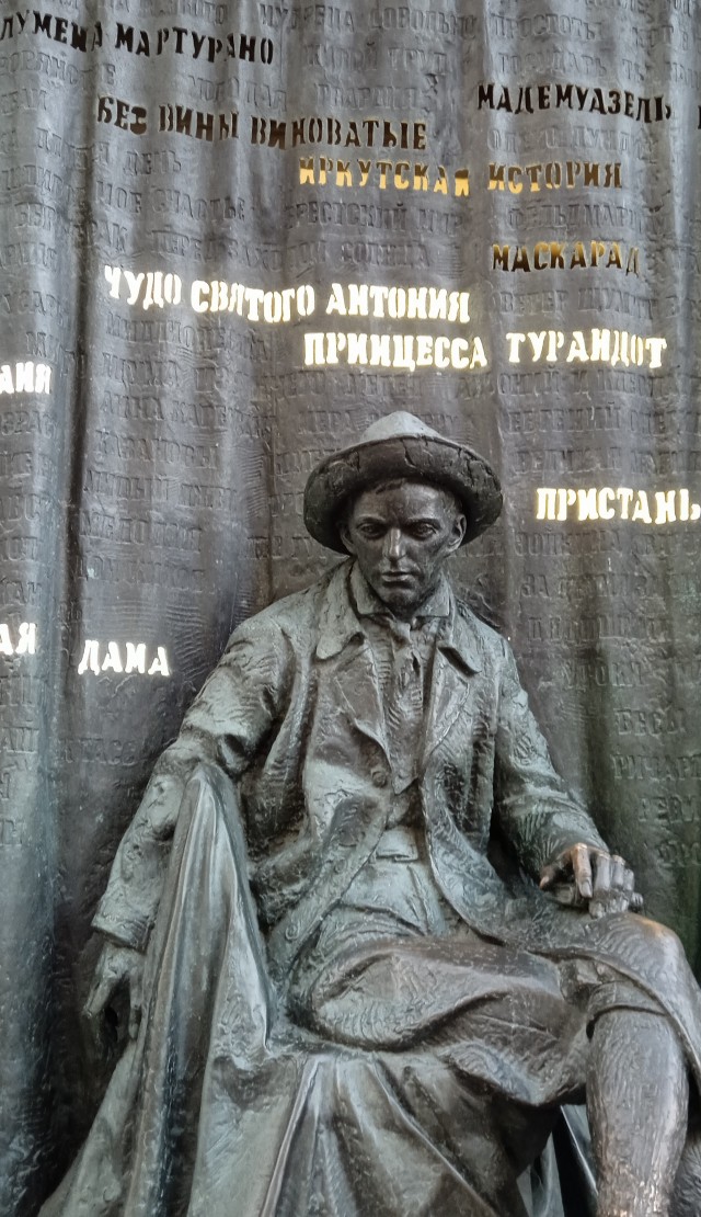 На Арбате мужчина залез на скульптуру Принцессы Турандот, упал с нее и сломал