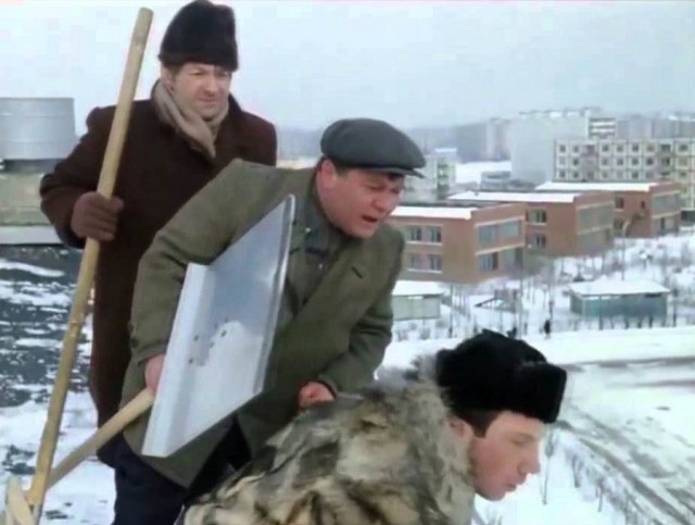 В Москве коммунальщики забросали машину кусками льда