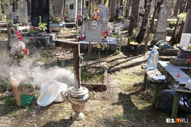 В Нижнем Новгороде цыгане устроили шашлычное застолье прямо посреди памятников и крестов на местном кладбище