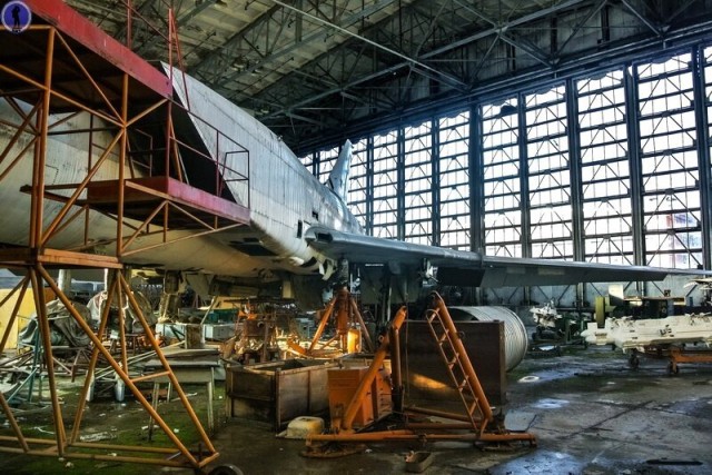 Заброшенный дальний ракетоносец Ту-22М3, забытый в бывшем ремонтном цехе
