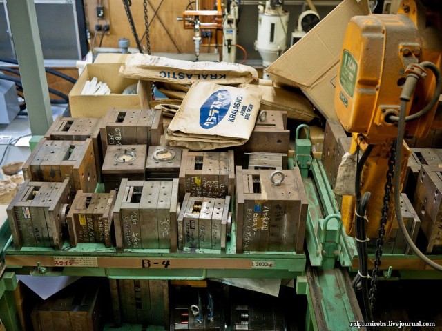 Пять человек и четыре робота