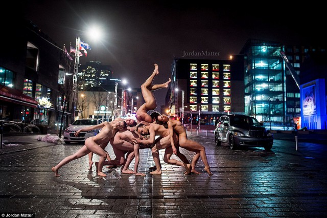 Сотни балерин по всему миру разделись для  фотосессии