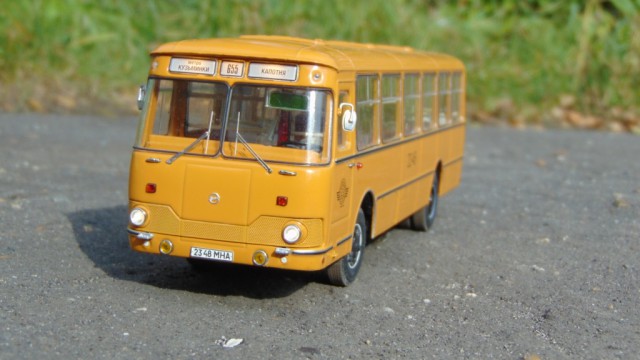 Радиоуправляемая модель автобуса ЛиАЗ-677М на магнитной подвеске из неодимовых магнитов