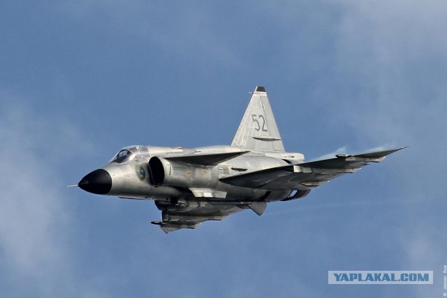 Маневр истребителя F-16 Viper ВВС США на предельно малой высоте