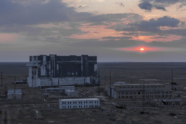 Фотограф тайно пробрался в заброшенный ангар Байконура и снял заброшенный Буран