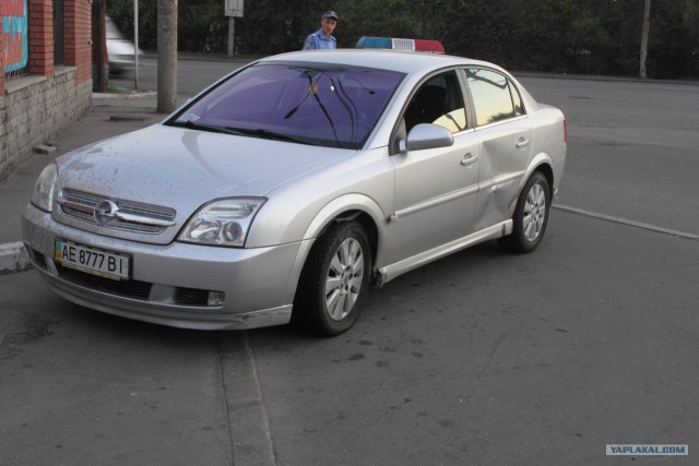 Опель Вектра поехал в толпу людей