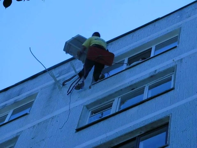 Сколько нужно промышленных альпинистов, чтобы вкрутить лампочку?