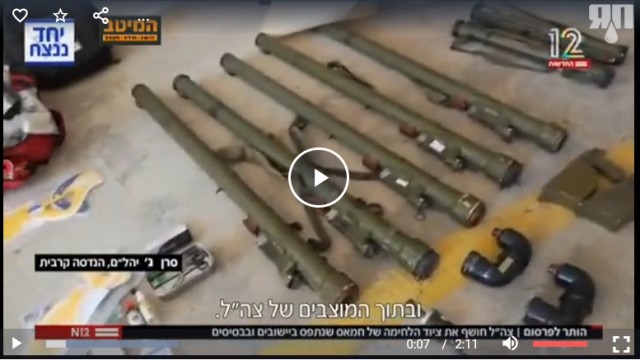 Офицер спецназа инженерных войск показывает захваченное у боевиков оружие и снаряжение