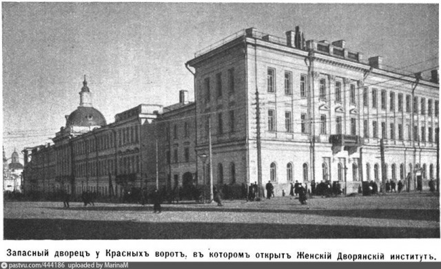 Площадь Красные ворота: откуда взялось такое название и как она выглядела раньше