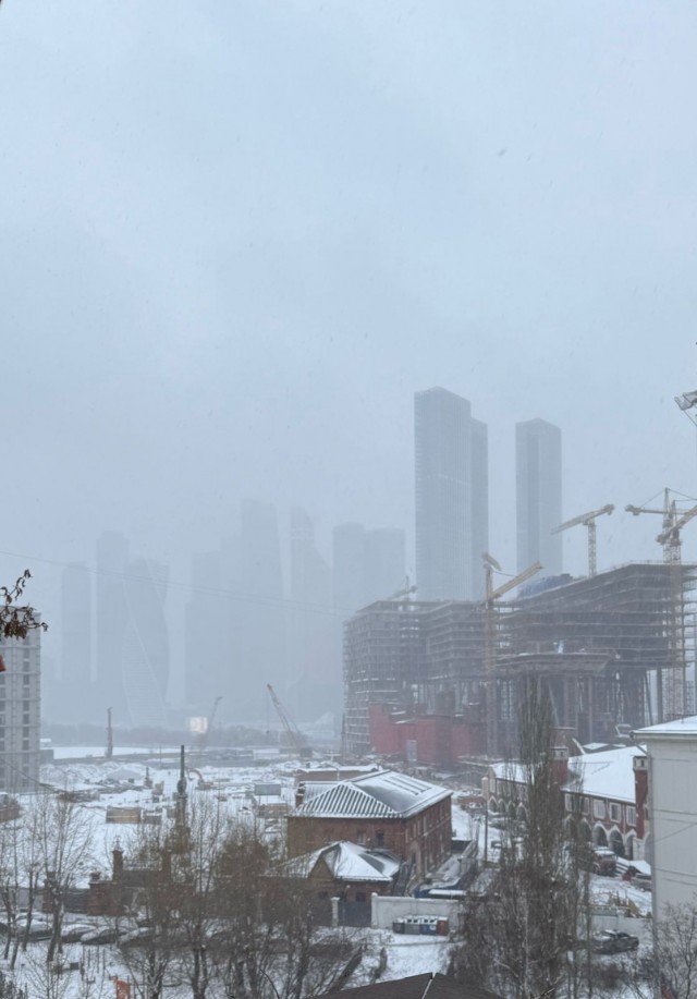 Москву завалило снегом. В столицу вернулась зима из-за циклона «Зион»
