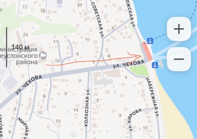 КАМАЗ на полной скорости пробил ограждение пристани и вылетел в реку