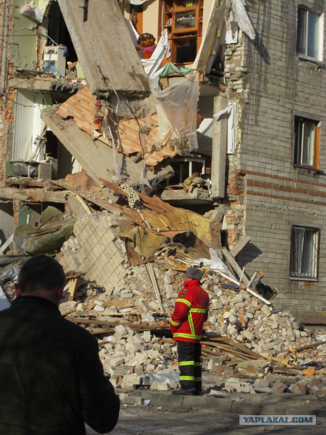 Угол пятиэтажного жилого дома обрушился в Тюмени
