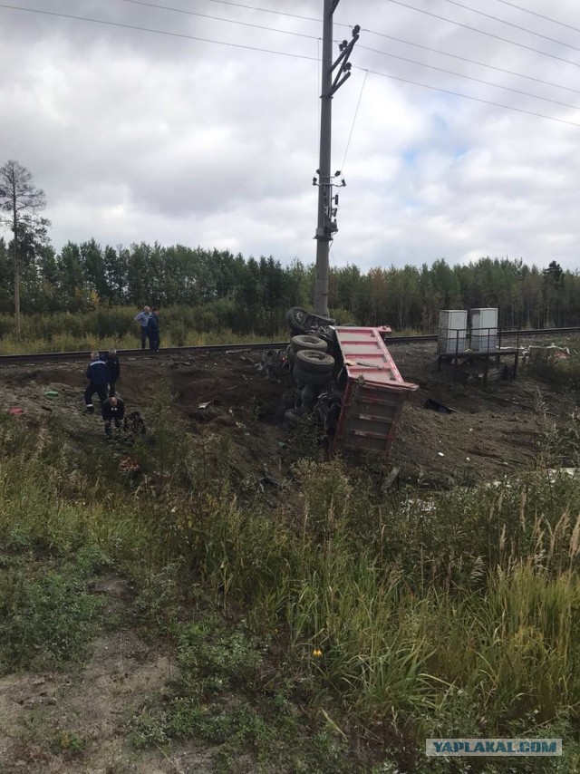 КамАЗ врезался в пассажирский поезд в ХМАО