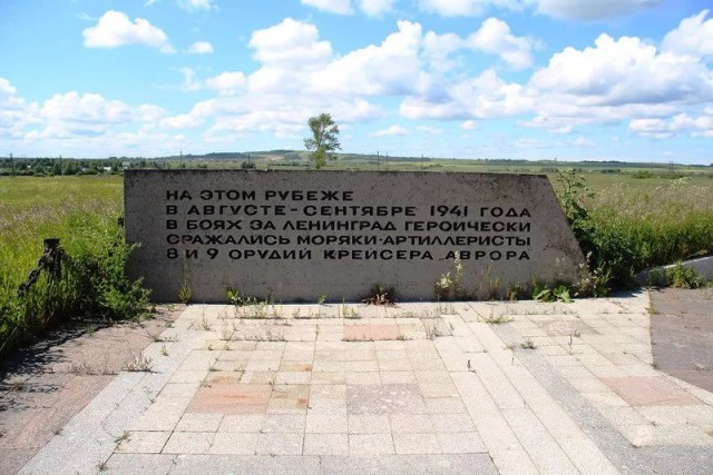 8500 красных гвоздик к Крейсеру Революции