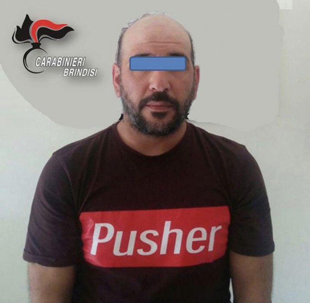 На днях в Италии задержали наркодилера в футболке «Наркодилер»
