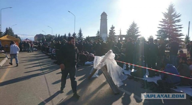 Беспорядки в Ингушетии продолжились: силовики братаются с протестующими