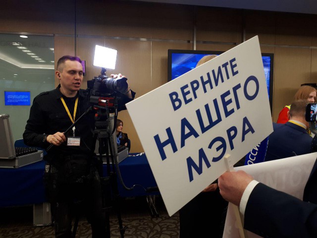 Журналисты в попытке привлечь внимание Владимира Путина подготовили плакаты