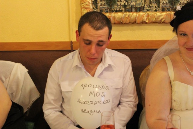 А эта свадьба, свадьба, свадьба пела и плясала