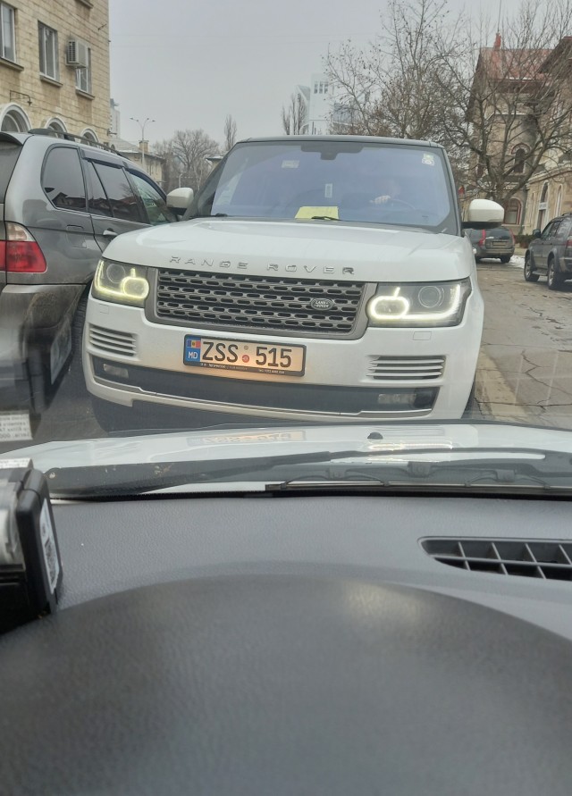 Когда агент спецслужб спешит на срочное задание по встречке!