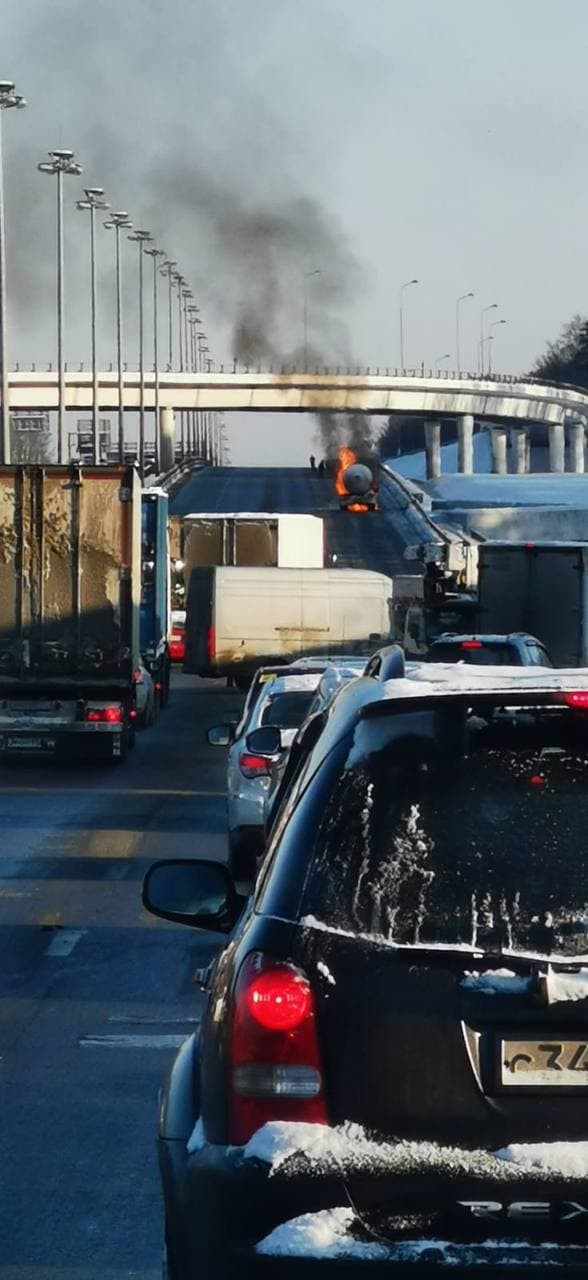На 37 километре Киевского шоссе в сторону Москвы горит грузовик, который перевозит сжиженный газ