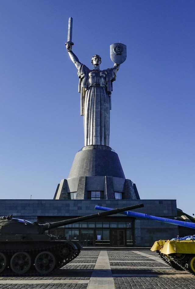 Снос памятника Суворову