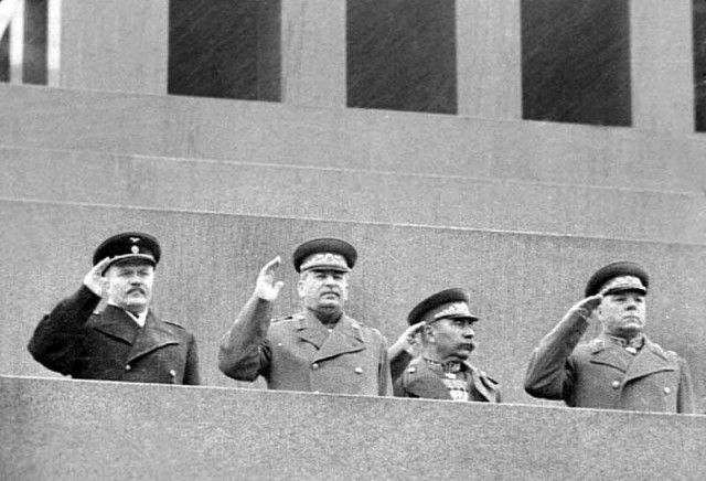 - Я боялся пафоса. Обошлось. Именно такой парад и был нужен
