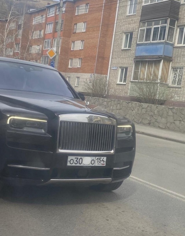 Наглого новосибирца на Rolls Royce с заклеенными номерами привлекли к ответственности. Но нашлись и защитники...