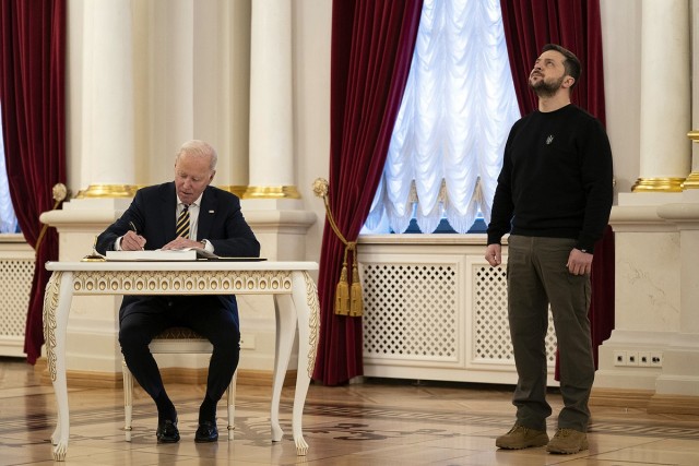 Путин подарил Ким Чен Ыну ещё один Aurus, а тот в ответ «изображения президента, включая бюсты»